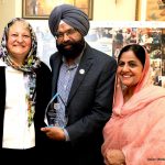 Major-Nancy-Power-of-Salvation-Army-Chicago-Sarwan-Singh-and-wife-Jasbir-Kaur-receiving-Making-the-Difference-Award-from-Major-Nancy-Power-of-Salvation-Army-at-Palatine-Illinois-Gurdwara