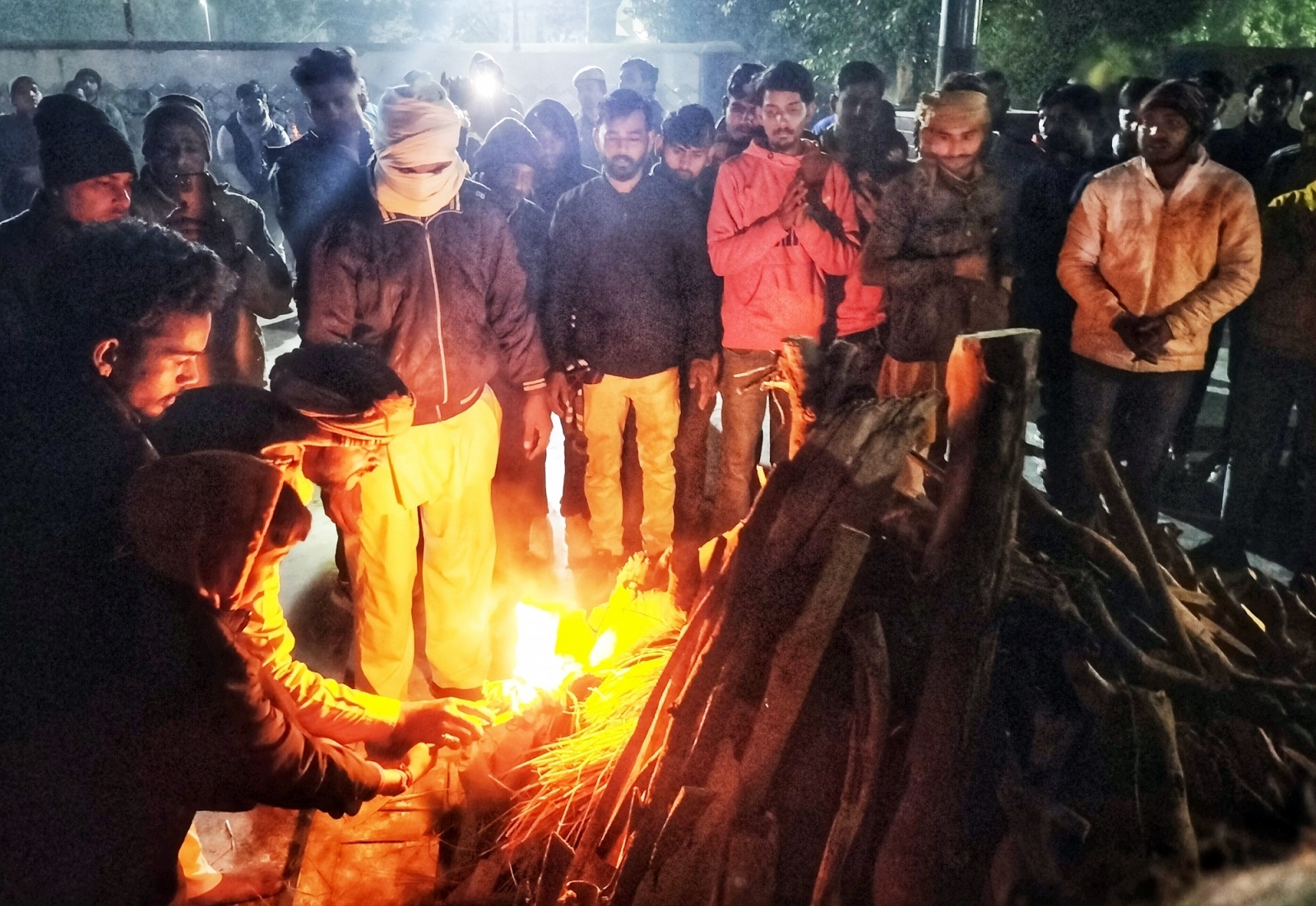 New Delhi: Family members and relatives during the last rites of the deceased woman of the Kanjhawala incident who died after being hit and dragged by a car, at a crematorium in New Delhi on Tuesday, Jan. 03, 2023. (Wasim Sarvar/IANS)