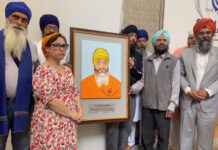 Guru Nanak Sikh Gurdwara presented with artwork dedicated to Hardeep Nijjar for solidarity with Indigenous communities