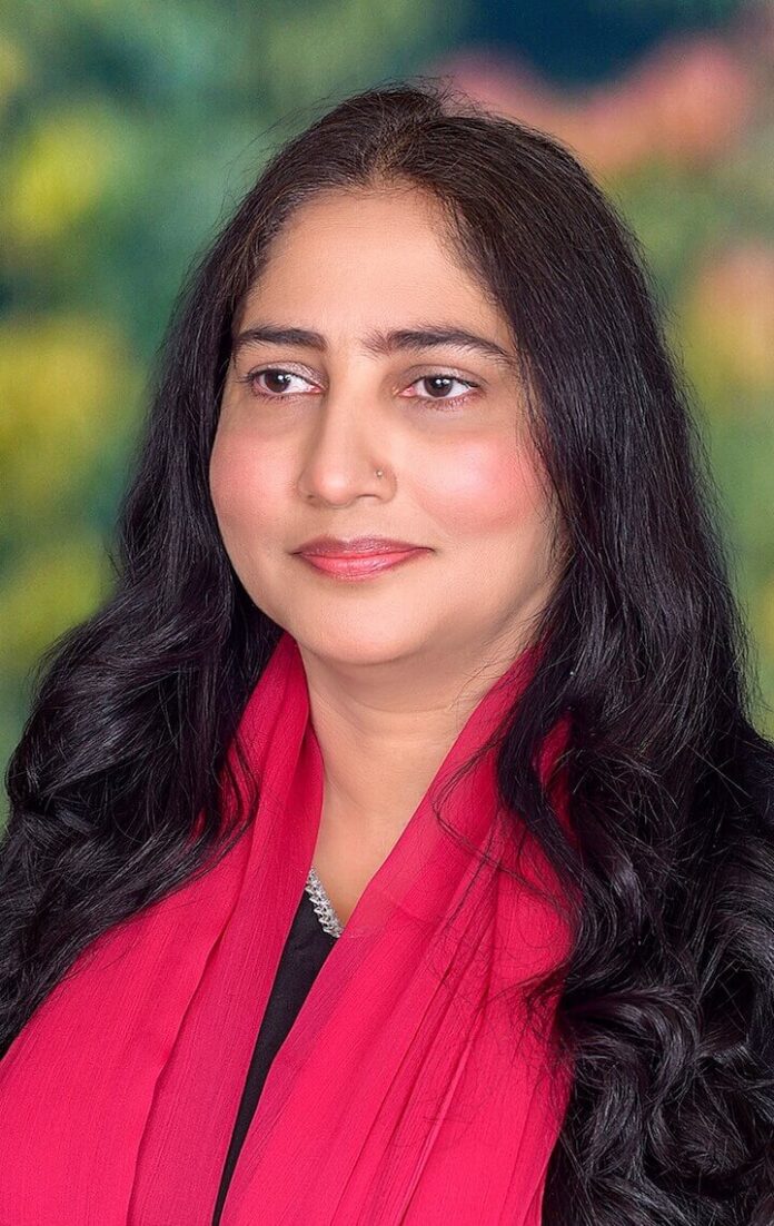 Amber-Hosseini-portrait-Nawaan-Pind